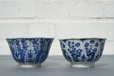 Twaalf Chinese blauwwitte koppen en schotels met floraal decor, Kangxi